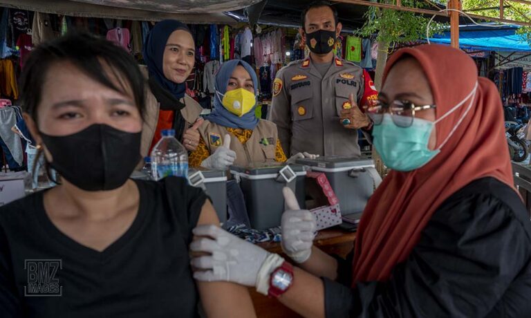 Kapolsek Palu Barat Iptu Rustang pada caksinasi COVID-19 di Pasar Inpres Manonda, Palu, Sabtu (22/1/2022). (Foto: bmzIMAGES/Basri Marzuki)