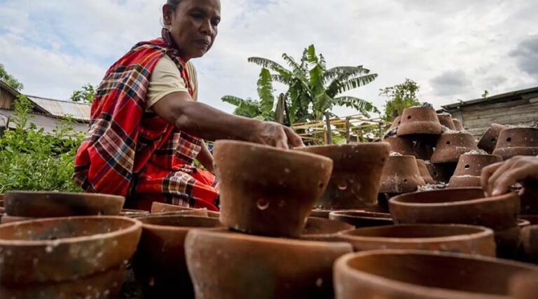 Perajin menata hasil kerajinan gerabahnya yang baru selesai dibakar di Kelurahan Duyu, Palu, Sulawesi Tengah, Minggu (12/12/2021). (bmzIMAGES/Basri Marzuki)