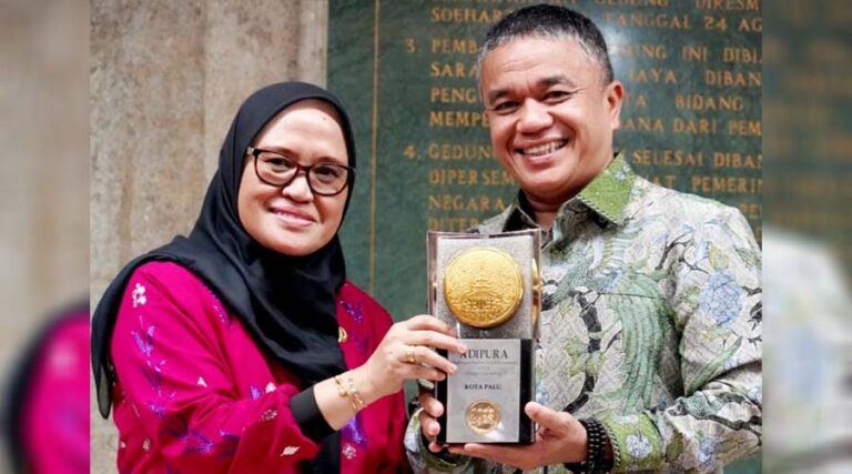 Wali Kota Palu, Hadianto Rasyid (kanan) bersama Sekkot Palu, Irmayanti Pettalolo menunjukkan piala Adipura yang baru saja diterima dari Menteri LHK di jakarta, Selasa (5/3/2024). (Foto: HO/HUmas Pemkot Palu)