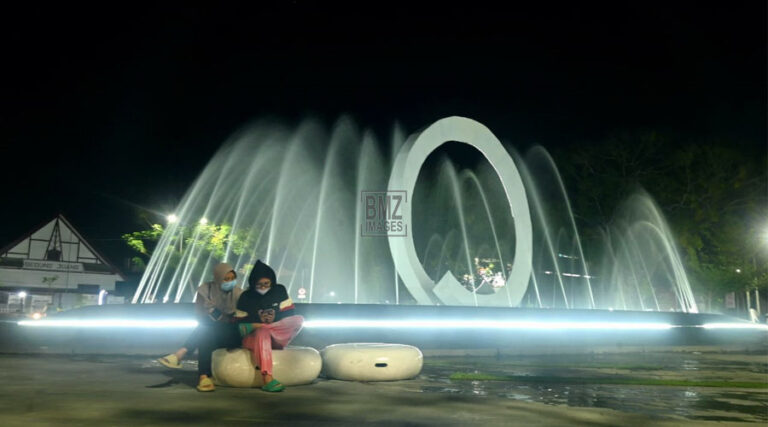 Warga duduk sambil memainkan gawainya di Taman Nasional Palu, Rabu (28/2/2024). (bmzIMAGES/Basri Marzuki)