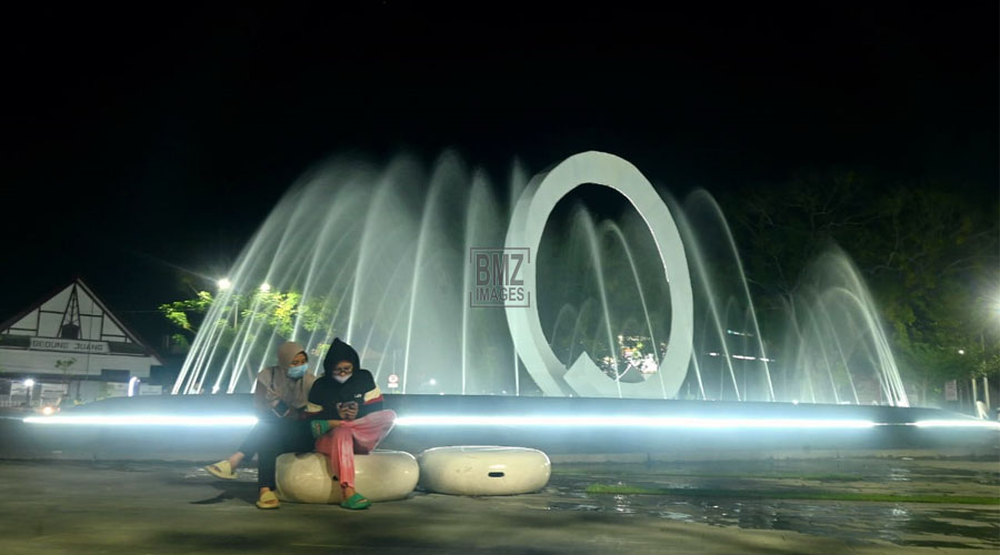 Warga duduk sambil memainkan gawainya di Taman Nasional Palu, Rabu (28/2/2024). (bmzIMAGES/Basri Marzuki)