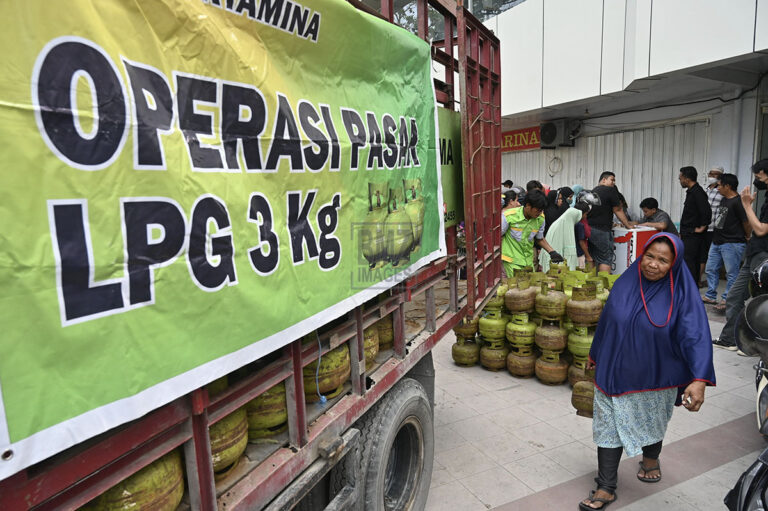 Warga menenteng tabungnya usai membeli gas tiga kilogram pada Operasi Pasar elpiji subsidi di Palu, Sulawesi Tengah, Selasa (19/3/2024). Selain digelar untuk menekan kecenderungan kenaikan harga akibat kenaikan permintaan, Operasi Pasar elpiji bersubsidi itu juga dimaksudkan untuk menyediakan elpiji dalam jumlah cukup sesuai harga eceran teritnggi. bmzIMAGES/Basri Marzuki