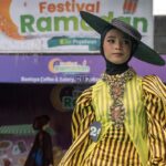 Seorang peserta memperagakan busana muslim pada Festival Ramadhan di Palu, Sulawesi Tengah, Sabtu (16/3/2024). Festival yang digelar sejak 13 Maret dan berakhir pada 29 Meret mendatang itu diisi dengan berbagai kegiatan seperti bazar kuliner, fashion, akustik, seminar, kajian, dan berbagai lomba. bmzIMAGES/Basri Marzuki