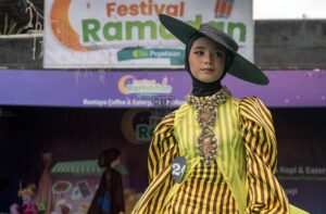 Seorang peserta memperagakan busana muslim pada Festival Ramadhan di Palu, Sulawesi Tengah, Sabtu (16/3/2024). Festival yang digelar sejak 13 Maret dan berakhir pada 29 Meret mendatang itu diisi dengan berbagai kegiatan seperti bazar kuliner, fashion, akustik, seminar, kajian, dan berbagai lomba. bmzIMAGES/Basri Marzuki