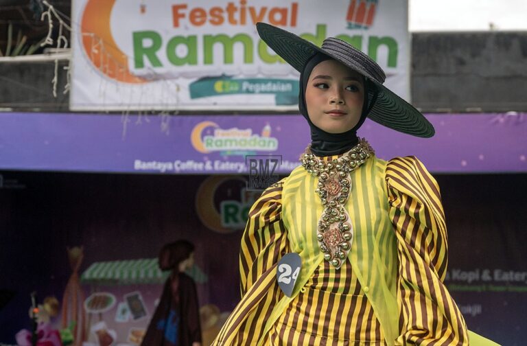 Seorang peserta memperagakan busana muslim pada Festival Ramadhan di Palu, Sulawesi Tengah, Sabtu (16/3/2024). Festival yang digelar sejak 13 Maret dan berakhir pada 29 Meret mendatang itu diisi dengan berbagai kegiatan seperti bazar kuliner, fashion, akustik, seminar, kajian, dan berbagai lomba. bmzIMAGES/Basri Marzuki