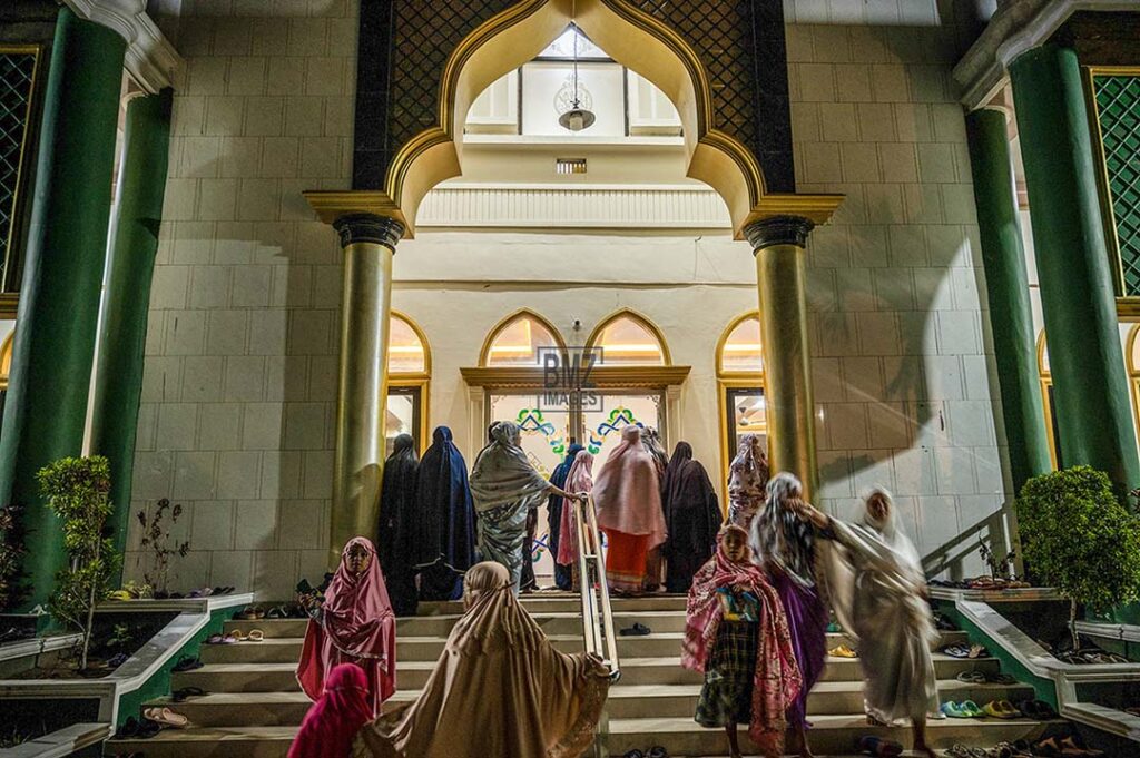 Sejumlah umat Islam berjalan masuk ke masjid untuk mengikuti shalat Tarawih pertama Ramadhan 1445 H di Masjid Al-Ikhlas di Palu, Sulawesi Tengah, Senin (11/3/2024). Sebagian besar umat muslim di wilayah itu melaksanakan ibadah puasa Ramadhan pada Selasa (12/3) ditandai dengan shalat Tarawih pertama meskipun sebagiannya juga telah melaksanakan hal yang sama sehari sebelumnya. bmzIMAGES/Basri Marzuki