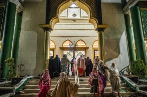 Sejumlah umat Islam berjalan masuk ke masjid untuk mengikuti shalat Tarawih pertama Ramadhan 1445 H di Masjid Al-Ikhlas di Palu, Sulawesi Tengah, Senin (11/3/2024). Sebagian besar umat muslim di wilayah itu melaksanakan ibadah puasa Ramadhan pada Selasa (12/3) ditandai dengan shalat Tarawih pertama meskipun sebagiannya juga telah melaksanakan hal yang sama sehari sebelumnya. bmzIMAGES/Basri Marzuki