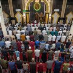Umat Islam melaksanakan shalat Tarawih pertama Ramadhan 1445 H di Masjid Al-Ikhlas di Palu, Sulawesi Tengah, Senin (11/3/2024). Sebagian besar umat muslim di wilayah itu melaksanakan ibadah puasa Ramadhan pada Selasa (12/3) ditandai dengan shalat Tarawih pertama meskipun sebagiannya juga telah melaksanakan hal yang sama sehari sebelumnya. bmzIMAGES/Basri Marzuki