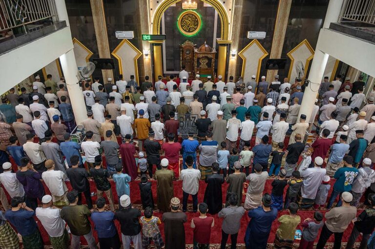 Umat Islam melaksanakan shalat Tarawih pertama Ramadhan 1445 H di Masjid Al-Ikhlas di Palu, Sulawesi Tengah, Senin (11/3/2024). Sebagian besar umat muslim di wilayah itu melaksanakan ibadah puasa Ramadhan pada Selasa (12/3) ditandai dengan shalat Tarawih pertama meskipun sebagiannya juga telah melaksanakan hal yang sama sehari sebelumnya. bmzIMAGES/Basri Marzuki