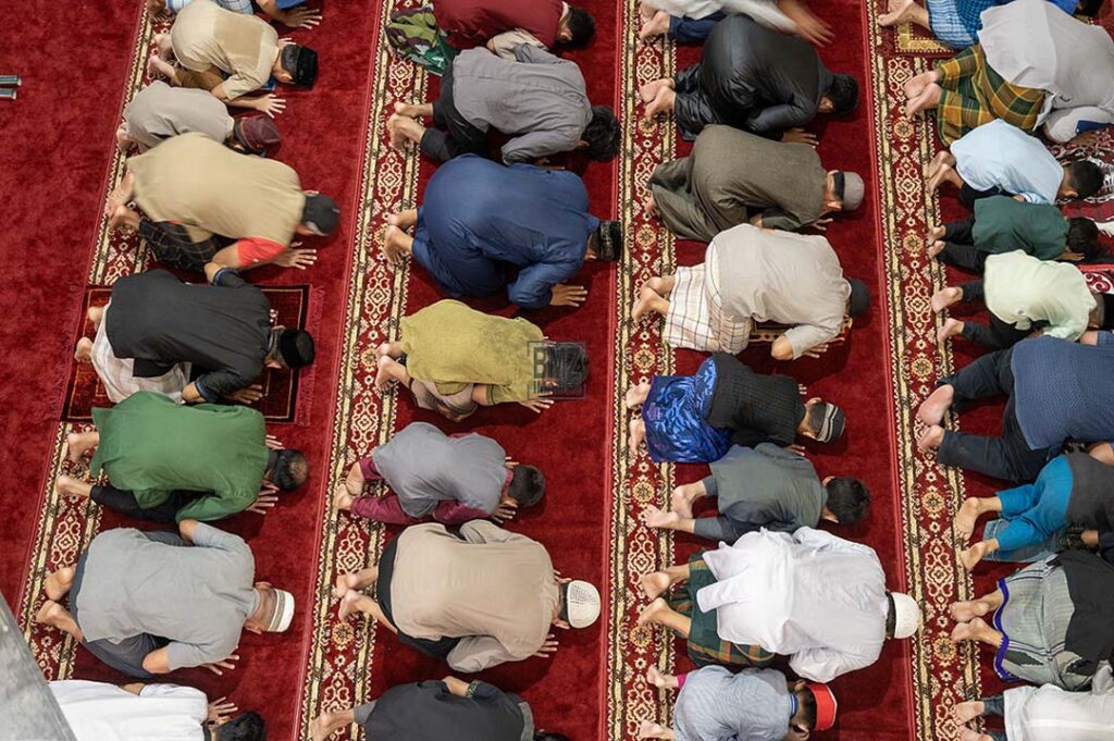 Umat Islam melaksanakan shalat Tarawih pertama Ramadhan 1445 H di Masjid Al-Ikhlas di Palu, Sulawesi Tengah, Senin (11/3/2024). Sebagian besar umat muslim di wilayah itu melaksanakan ibadah puasa Ramadhan pada Selasa (12/3) ditandai dengan shalat Tarawih pertama meskipun sebagiannya juga telah melaksanakan hal yang sama sehari sebelumnya. bmzIMAGES/Basri Marzuki