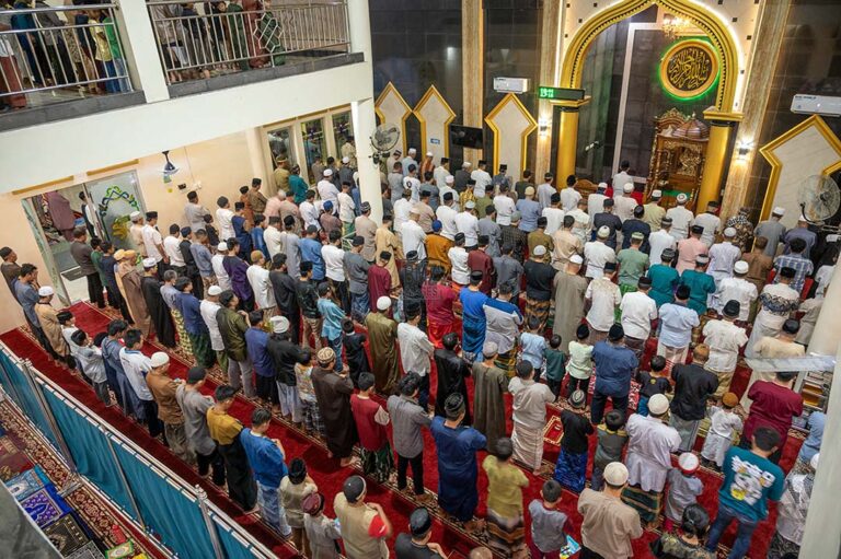 Umat Islam melaksanakan shalat Tarawih pertama Ramadhan 1445 H di Masjid Al-Ikhlas di Palu, Sulawesi Tengah, Senin (11/3/2024).