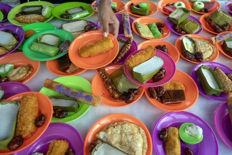 Pengurus masjid menata penganan buka puasa di Masjid Nurul Hasanah Aceh di Palu, Sulawesi Tengah, Kamis (14/3/2024). Sudah menjadi tradisi bagi umat muslim di sekitar masjid itu untuk melaksanakan buka puasa bersama setiap Ramadhan yang penganan buka puasanya diadakan secara swadaya oleh masyarakat setempat secara bergiliran. bmzIMAGES/Basri Marzuki