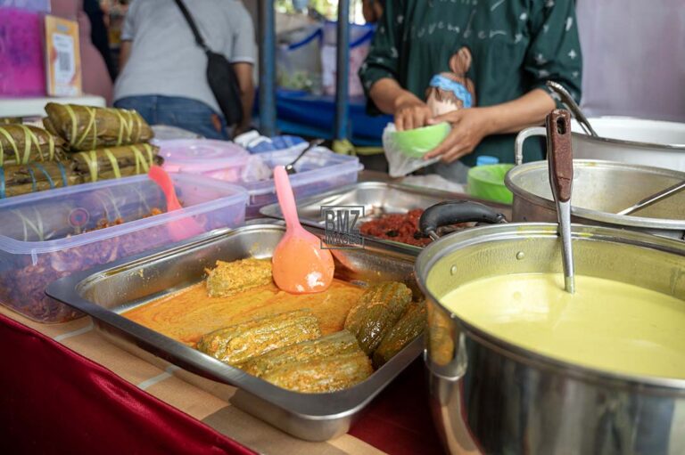 Pedagang membungkus penganan Varia Kambu pesanan pembeli di Pasar Ramadhan di Palu, Sulawesi Tengah, Selasa (12/3/2024). Varia Kambu adalah adalah salah satu penganan khas yang banyak dijajakan pedagang di bulan Ramadhan di wilayah itu, terbuat dari buah pare (Momordica charantia L) yang di dalamnya berisi kelapa sangrai dan bumbu-bumbuan yang dikukus bersama. AbmzIMAGES/Basri MarzukiPedagang membungkus penganan Varia Kambu pesanan pembeli di Pasar Ramadhan di Palu, Sulawesi Tengah, Selasa (12/3/2024). Varia Kambu adalah adalah salah satu penganan khas yang banyak dijajakan pedagang di bulan Ramadhan di wilayah itu, terbuat dari buah pare (Momordica charantia L) yang di dalamnya berisi kelapa sangrai dan bumbu-bumbuan yang dikukus bersama. AbmzIMAGES/Basri Marzuki