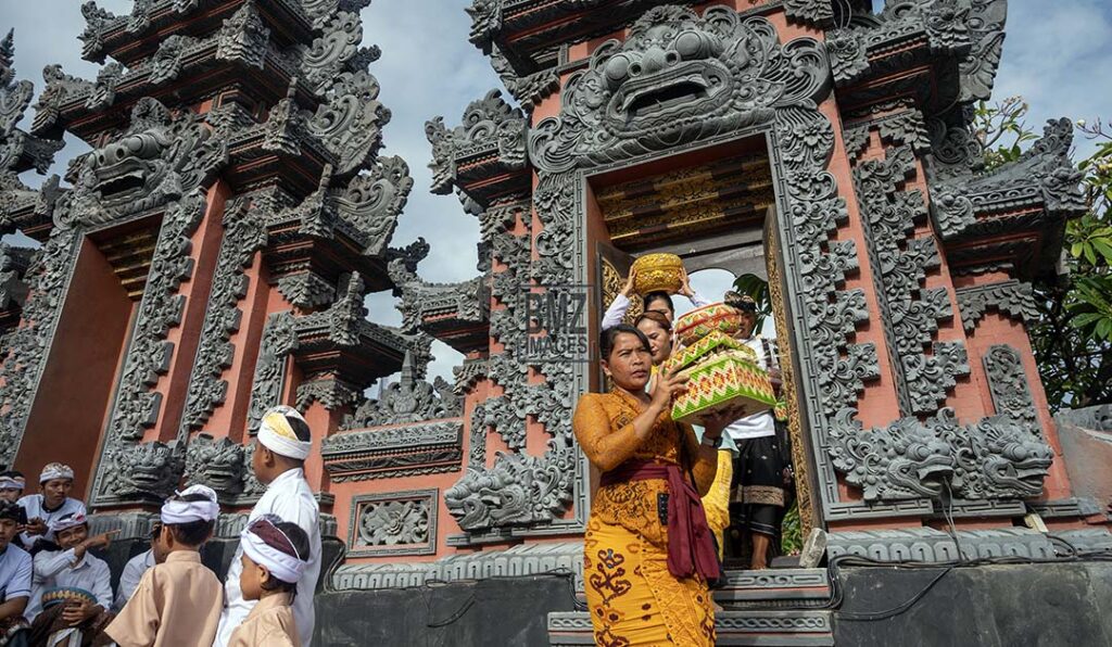 Sejumlah umat Hindu membawa sesajen untuk persembahan pada ritual persembahyangan Hari Kuningan di Pura Agung Wana Kertha Jagatnatha di Palu, Sulawesi Tengah, Sabtu (9/3/2024). (bmzIMAGES/Basri Marzuki)