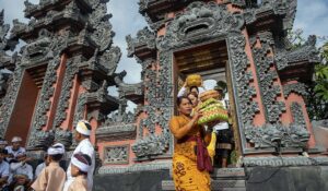 Sejumlah umat Hindu membawa sesajen untuk persembahan pada ritual persembahyangan Hari Kuningan di Pura Agung Wana Kertha Jagatnatha di Palu, Sulawesi Tengah, Sabtu (9/3/2024). (bmzIMAGES/Basri Marzuki)