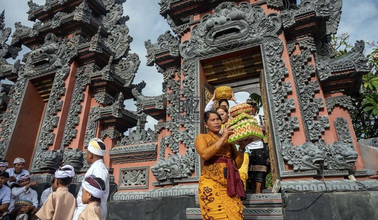Sejumlah umat Hindu membawa sesajen untuk persembahan pada ritual persembahyangan Hari Kuningan di Pura Agung Wana Kertha Jagatnatha di Palu, Sulawesi Tengah, Sabtu (9/3/2024).