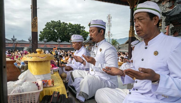 Pinandita memimpin ritual persembahyangan Hari Kuningan di Pura Agung Wana Kertha Jagatnatha di Palu, Sulawesi Tengah, Sabtu (9/3/2024).