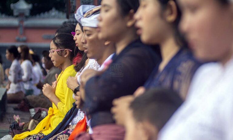 Umat Hindu mengikuti ritual persembahyangan Hari Kuningan di Pura Agung Wana Kertha Jagatnatha di Palu, Sulawesi Tengah, Sabtu (9/3/2024). (bmzIMAGES/Basri Marzuki)