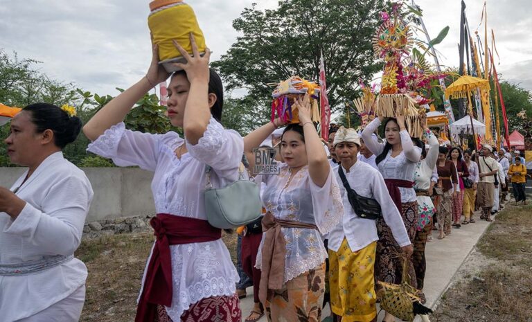 Umat Hindu membawa sesajen untuk persembahan pada ritual Melasti di Pura Melasti Pantai Dupa, Palu, Sulawesi Tengah, Minggu (10/3/2024). Upacara Melasti yang digelar sehari menjelang Hari Raya Nyepi Tahun Baru Saka 1945 itu untuk meningkatkan Sradha dan Bhakti kepada para Dewata manifestasi Tuhan Yang Maha Esa, untuk menghanyutkan penderitaan masyarakat, menghilangkan papa klesa, dan mencegah kerusakan alam. bmzIMAGES/Basri Marzuki