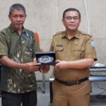 Asisten Pemerintahan dan Kesejahteraan Setda Palu, Rizal (kedua kiri) bersama Asisten Administrasi Umum Setda Palu, Imran (kiri) menyerahkan cinderamata kepada Asisten Administrasi Umum Setda Bandung, Tono Rusdiantono saat kunjungan banding di Bandung, Senin (4/3/2024). (Foto: HO/Humas Pemkot Palu)