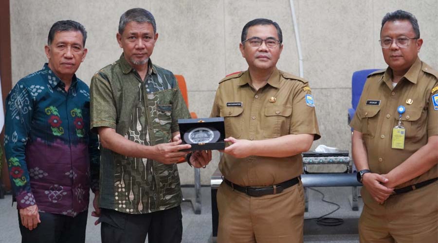 Asisten Pemerintahan dan Kesejahteraan Setda Palu, Rizal (kedua kiri) bersama Asisten Administrasi Umum Setda Palu, Imran (kiri) menyerahkan cinderamata kepada Asisten Administrasi Umum Setda Bandung, Tono Rusdiantono saat kunjungan banding di Bandung, Senin (4/3/2024). (Foto: HO/Humas Pemkot Palu)