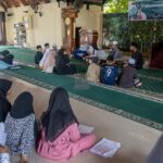 Sejumlah remaja mengikuti kajian pada Kemah Pesantren Kilat di Masjid Nurul Hasanah Aceh di Palu, Sulawesi Tengah, Jumat (8/3/2024). bmZIMAGES/Basri Marzuki