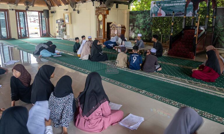 Sejumlah remaja mengikuti kajian pada Kemah Pesantren Kilat di Masjid Nurul Hasanah Aceh di Palu, Sulawesi Tengah, Jumat (8/3/2024). bmZIMAGES/Basri Marzuki
