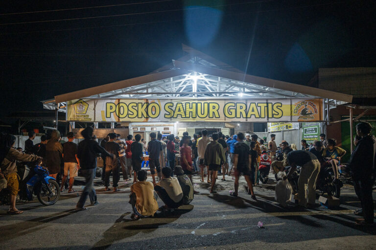 Warga memadati Posko Sahur Gratis untuk mengambil dan menyantap makanan sahur di Palu, Sulawesi Tengah, Jumat (15/3/2024). Posko Sahur Gratis yang diinisiasi Himpunan Pemuda Alkhairaat (HPA) Pusat Palu dan dibuka selama Ramadhan itu menghabiskan lebih dari tujuh karung beras setiap malamnya untuk melayani ribuan warga makan sahur secara gratis. bmzIMAGES/Basri Marzuki