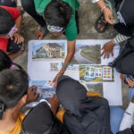 Sejumlah anak mengidentifikasi jenis sampah plastik yang dihasilkan dari berbagai aktivitas masyarakat pada program pendidikan konservasi di Huntap Mosinggani Mamboro, Palu, Sulawesi Tengah, Sabtu (1/6/2024). (bmzIMAGES/Basri Marzuki)