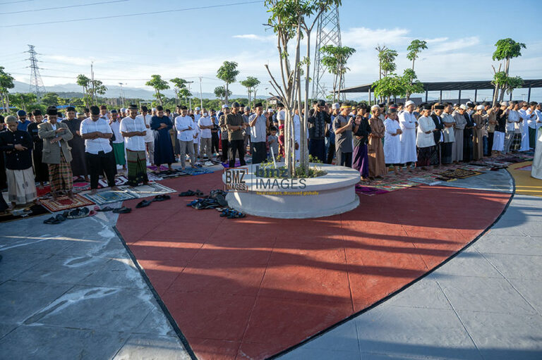 Umat muslim melaksanakan shalat Idul Adha di RTH Huntap Talise, Palu, Sulawesi Tengah, Senin (17/6/2024). (bmzIMAGES/Basri Marzuki)
