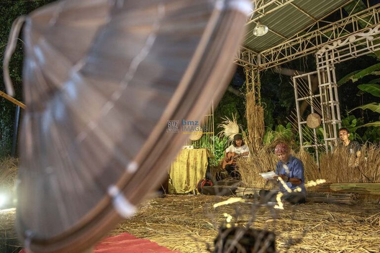 Seniman tradisi memainkan Kayori pada pagelaran perdana Dade Reme Vula di Bandsaw Cafe Palu, Jumat (21/6/2024) malam. (bmzIMAGES//Basri Marzuki)