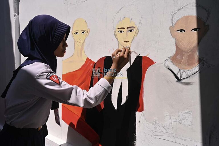 Seorang pelajar melukis di tembok pada Lomba Mural bertema moderasi keagamaan di Madrasah Tsanawiyah (MTs) Negeri 2 di Palu, Sulawesi Tengah, Selasa (11/6/2024). (bmzIMAGES/Basri Marzuki)