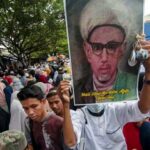 Pedagang menjajakan poster Guru Tua atau Sayyid Idrus bin Salim Aljufri pada peringatan hari wafat (Haul) ke-51 tahun di Palu, Sulawesi Tengah, Sabtu (15/6/2019). ANTARA/Basri Marzuki