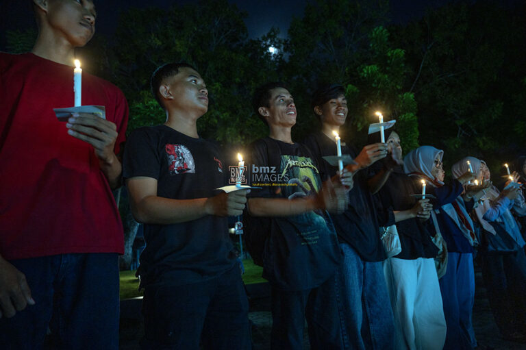 Sejumlah aktivis Koalisi Rakyat Sulteng menyalakan lilin pada aksi seribu lilin bag i para pekerja rumah tangga di Taman Nasional Palu, Rabu (18/9/2024) malam. (bmzIMAGES/Basri Marzuki)