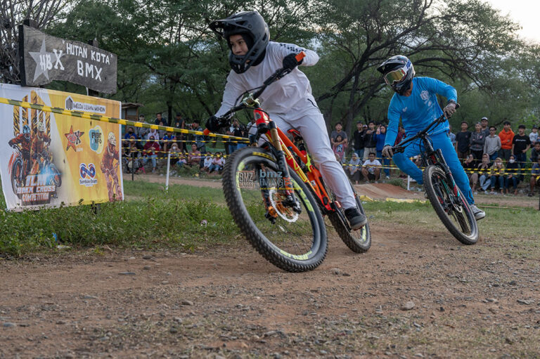 Sejumlah pebalap memacu kecepatan pada kompetisi 1LM BMX Cross kelas MTB Terbuka di Hutan Kota, Palu, Sulawesi Tengah, Minggu (15/9/2024). Kompetisi yang diikuti puluhan peserta itu untuk mengasah kemampuan sekaligus mencari bibit atlet muda berbakat. bmzIMAGES/Basri Marzuki