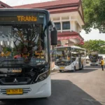 Iring-iringan bus Trans Palu pada peluncurannya di Halaman Kantor Wali Kota Palu, Jumat (20/9/2024). (bmzIMAGES/Basri Marzuki)