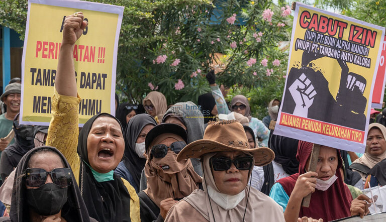 Warga meneriakkan yel-yel penolakan pada tambang galian C saat berunjuk rasa di depan kantor Kecamatan Ulujadi di Kelurahan Tipo, Kota Palu, Selasa (3/9/2024). (Foto: bmzIMAGES/bmz)