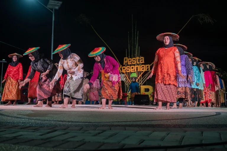 Sejumlah ibu rumah tangga memainkan Tari Pamonte karya Hasan Bahasyuan pada Pesta Kesenian Balaroa di Huntap Balaroa, Senin (30/12/2024) malam. (Foto: bmzIMAGES/Basri Marzuki)