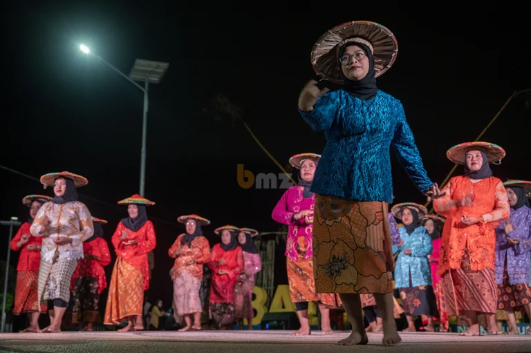 Ibu-ibu rumah tangga memainkan tari Pamonte karya Hasan Bahasyuan pada Pesta Kesenian Balaroa di Huntap Balaroa, Senin (30/12/2024) malam. (Foto: bmzIMAGES/Basri Marzuki)