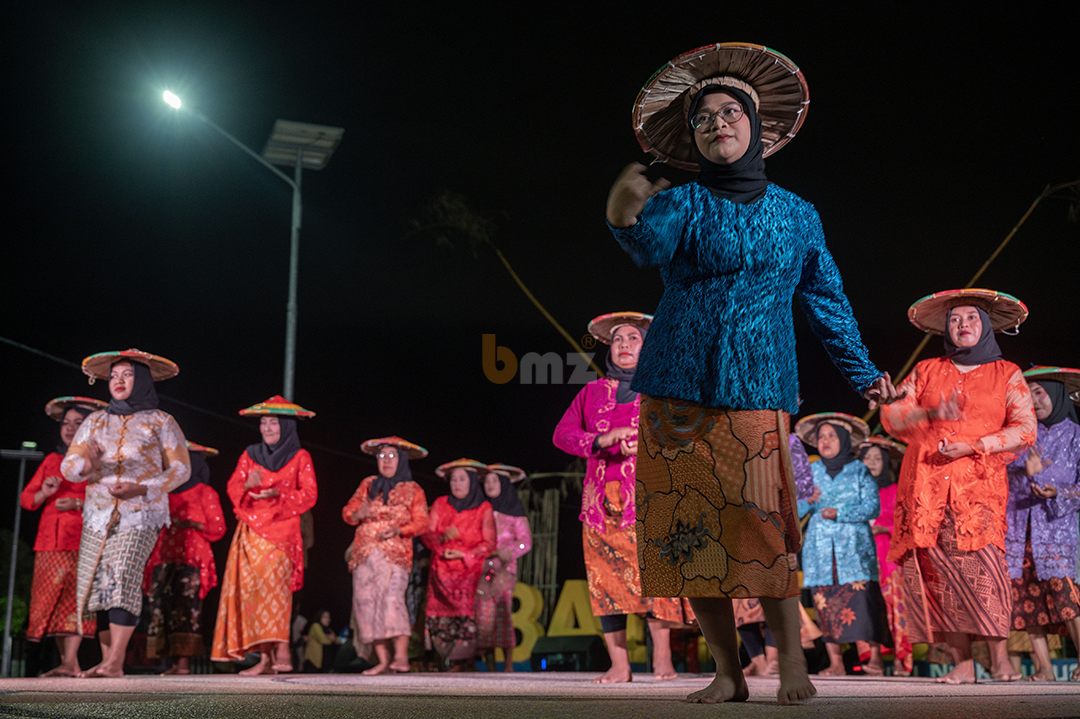 Ibu-ibu rumah tangga memainkan tari Pamonte karya Hasan Bahasyuan pada Pesta Kesenian Balaroa di Huntap Balaroa, Senin (30/12/2024) malam. (Foto: bmzIMAGES/Basri Marzuki)