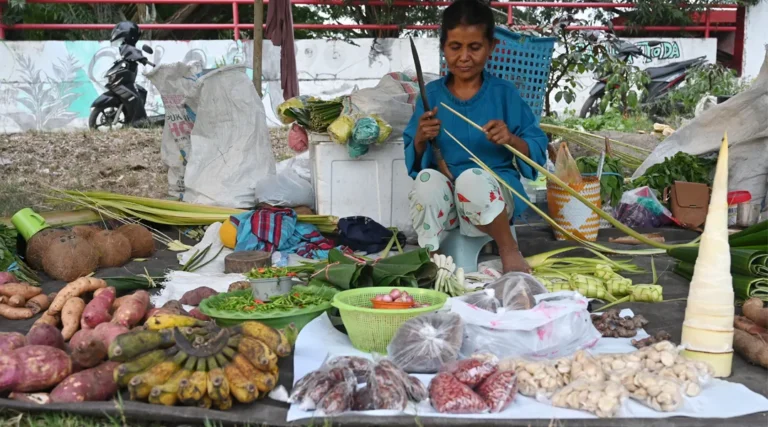 Pedagang musiman rempah dan sayuran asal Desa Petimbe, Palolo Sigi ,menunggu pembeli di Palu, Minggu (29/12/2024). (Foto: pojokpalu.com/bmz)