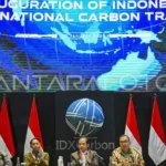 Menteri Lingkungan Hidup Hanif Faisol Nurofiq (tengah), Menteri Kehutanan Raja Juli Antoni (kedua kiri), Ketua Dewan Komisioner Otoritas Jasa Keuangan (OJK) Mahendra Siregar (kiri), dan Direktur Utama Bursa Efek Indonesia (BEI) Iman Rachman (kedua kanan) saat peluncuran Perdagangan Karbon Internasional di Gedung Bursa Efek Indonesia, Jakarta, Senin (20/1/2025). Peluncuran Perdagangan Karbon Internasional di Indonesia memperkuat komitmen pemerintah dalam mengurangi emisi gas rumah kaca, sesuai dengan Peraturan Menteri Lingkungan Hidup dan Kehutanan Nomor 21 Tahun 2022, guna mencapai target net zero emission pada 2060. ANTARA FOTO/Muhammad Ramdan/rwa.