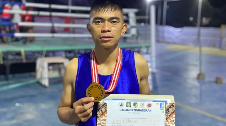 Pratu Alfred Juara menunjukkan medalinya usai menjuarai turnamen tinju amatir di Donggala, Selasa (31/12/2024). (Foto: Penrem 132/Tdl)