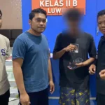 Terduga pelaku pelemparan narko ke dalam Lapas Luwuk (tengah)) saat ditangkap petugas, Kamis (2/1/2025). (Foto: HO-Lapas Luwuk)