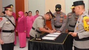 Kapolda Sulteng, Irjen Pol Agus Nugroho (kiri) menyaksikan penandatanganan berita acara sertijab Kapolresta Palu di AUla Rupatama Mapolda Sulteng, Kamis (9/1/2025). (Foto: Humas Polda Sulteng)