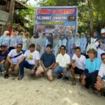 Para Alumni Umroh 5 Desember 2024 dari Travel Agent Iman Wisata Palu foto bersama saat Family Gathering di objek wisata Pantai Prince John, Kabupaten Donggala, Selasa (28/1/2025). (Foto: dok. Prince John)