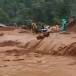 Banjir bandang yang menerjang Desa Tamainusi, Kecamatan Soyo Jaya, Kabupaten Morowali Utara, Jumat (3/1/2025). (Foto: Capture vide warga)