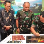 Danrem 132/Tdl, Brigjen TNI Deni Gunawan (kanan) meneken prasasti presmian Koramil 1311-09/Bahodopi di Morowali, Jumat (17/1/2025). (Foto: Penrem 132/Tdl)