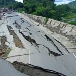 Kondisi ruas jalan Trans Sulawesi yang amblas akibat longsor di Desa Watuwau, Poso, Kamis (23/1/2025). (Foto: Polsek Lage)