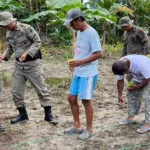 Sejumlah personel Satgas Madago Raya menanam jagung bersama warga di Desa Tokorondo, Poso, Selasa (21/5/2025). (Foto: Humas Satgas Madago Raya)
